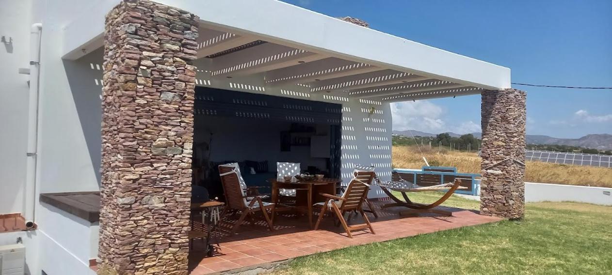 Cristelia Seafront & Pool Villaer Lakhania