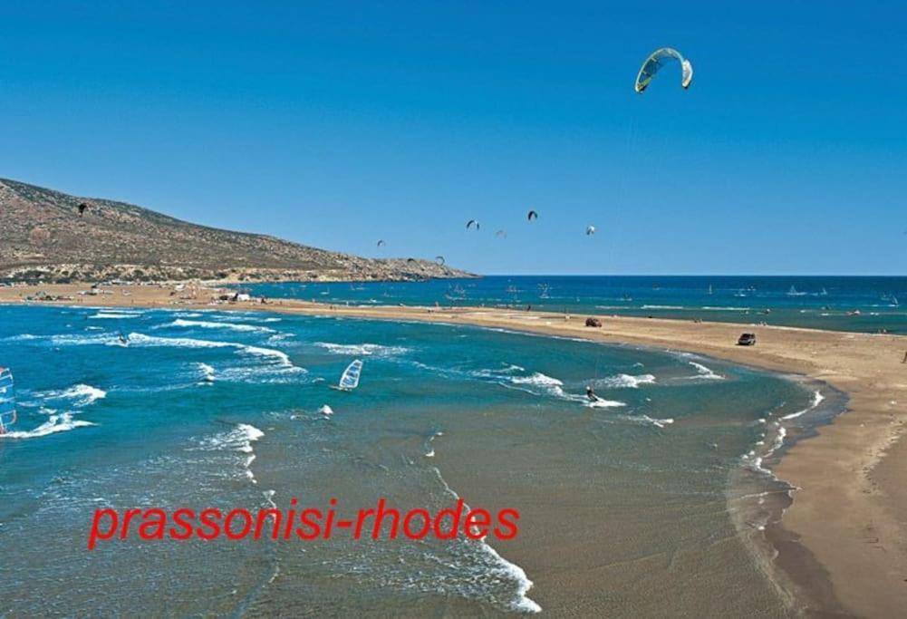 Cristelia Seafront & Pool Villaer Lakhania