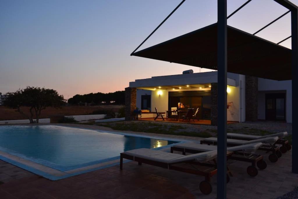 Cristelia Seafront & Pool Villaer
