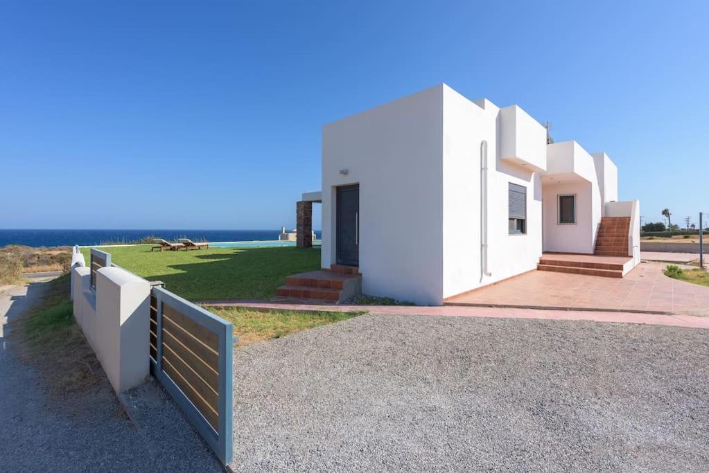 Cristelia Seafront & Pool Villaer Lakhania