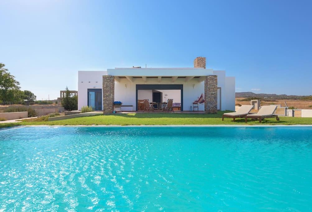 Cristelia Seafront & Pool Villaer