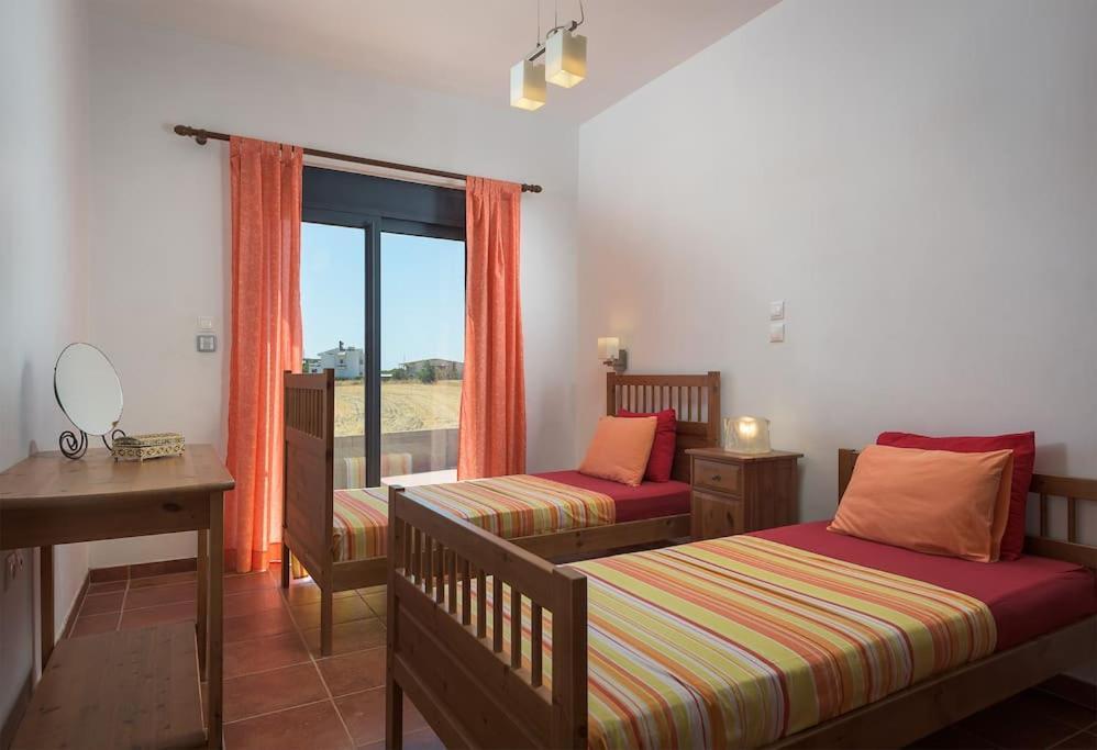 Cristelia Seafront & Pool Villaer *