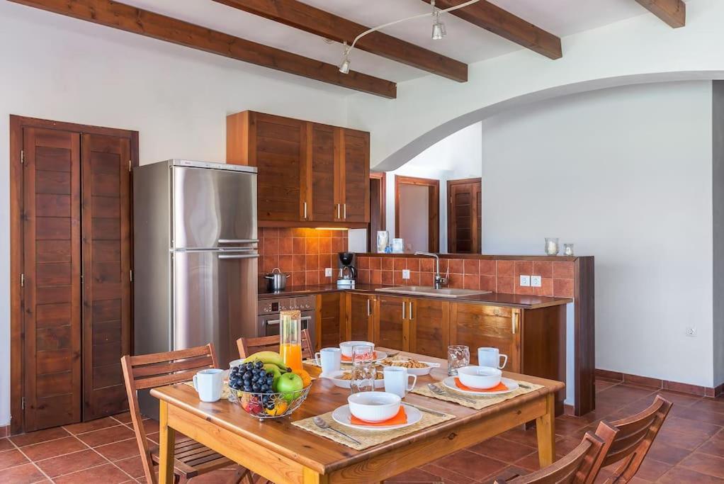 Villaer Cristelia Seafront & Pool Lakhania