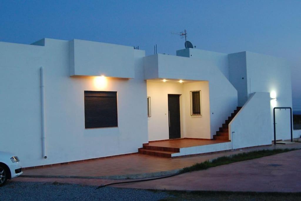 Cristelia Seafront & Pool Villaer Lakhania