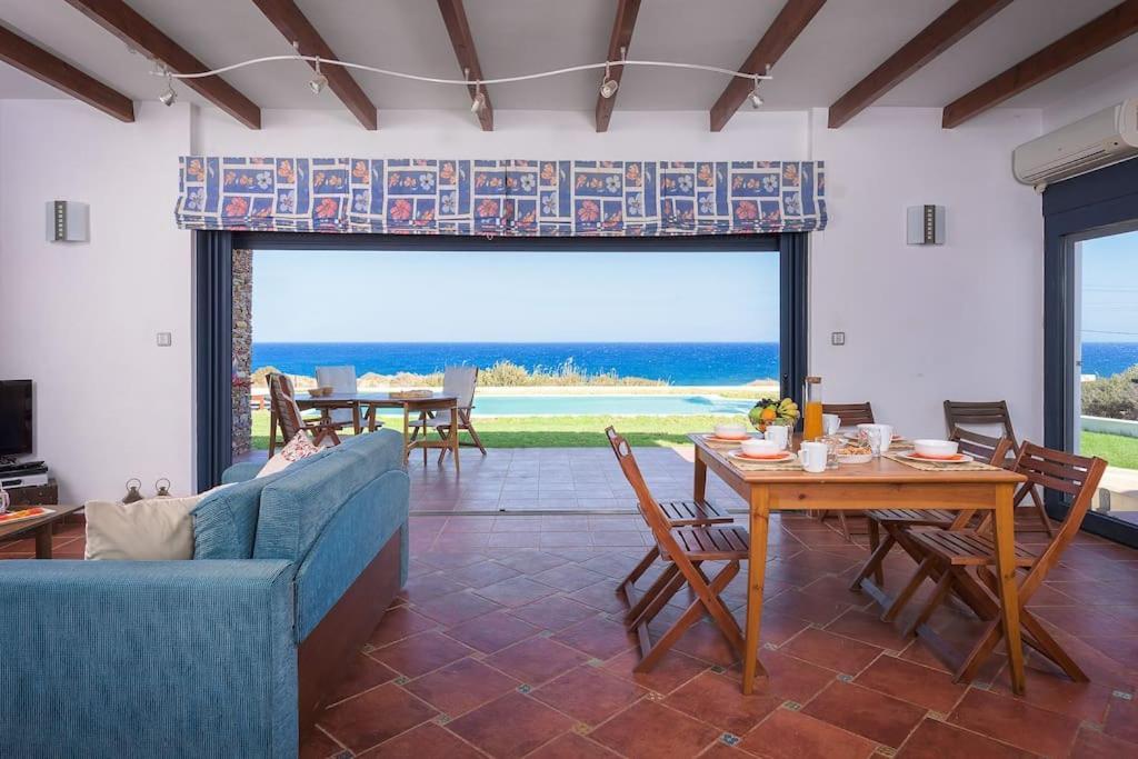 Villaer Cristelia Seafront & Pool *