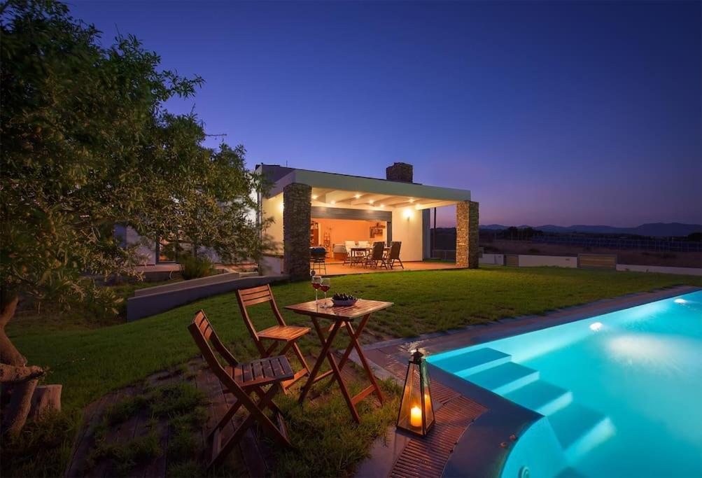 Cristelia Seafront & Pool Villaer *