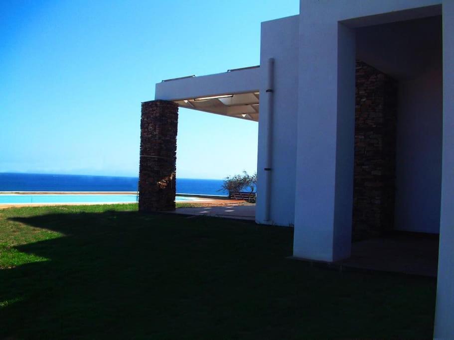 Cristelia Seafront & Pool Villaer *