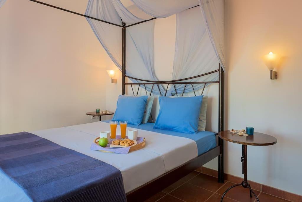 Cristelia Seafront & Pool Villaer Lakhania