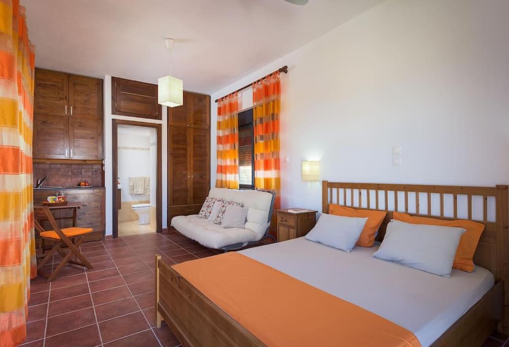 Cristelia Seafront & Pool Villaer