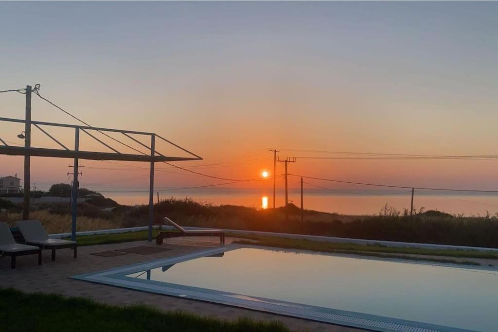 Cristelia Seafront & Pool Villaer *