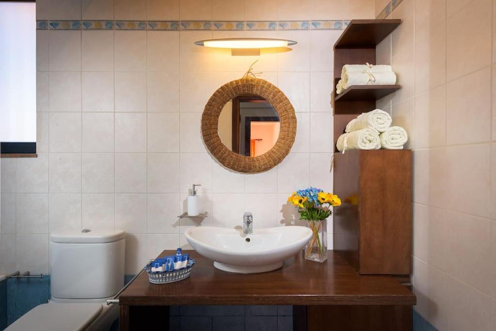 Villaer Cristelia Seafront & Pool *