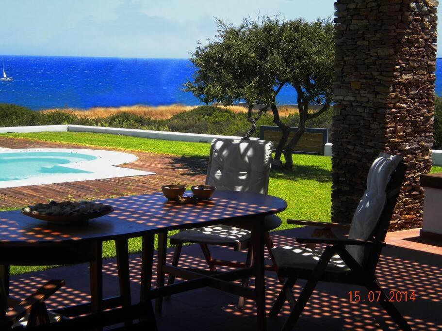 Cristelia Seafront & Pool Villaer Lakhania