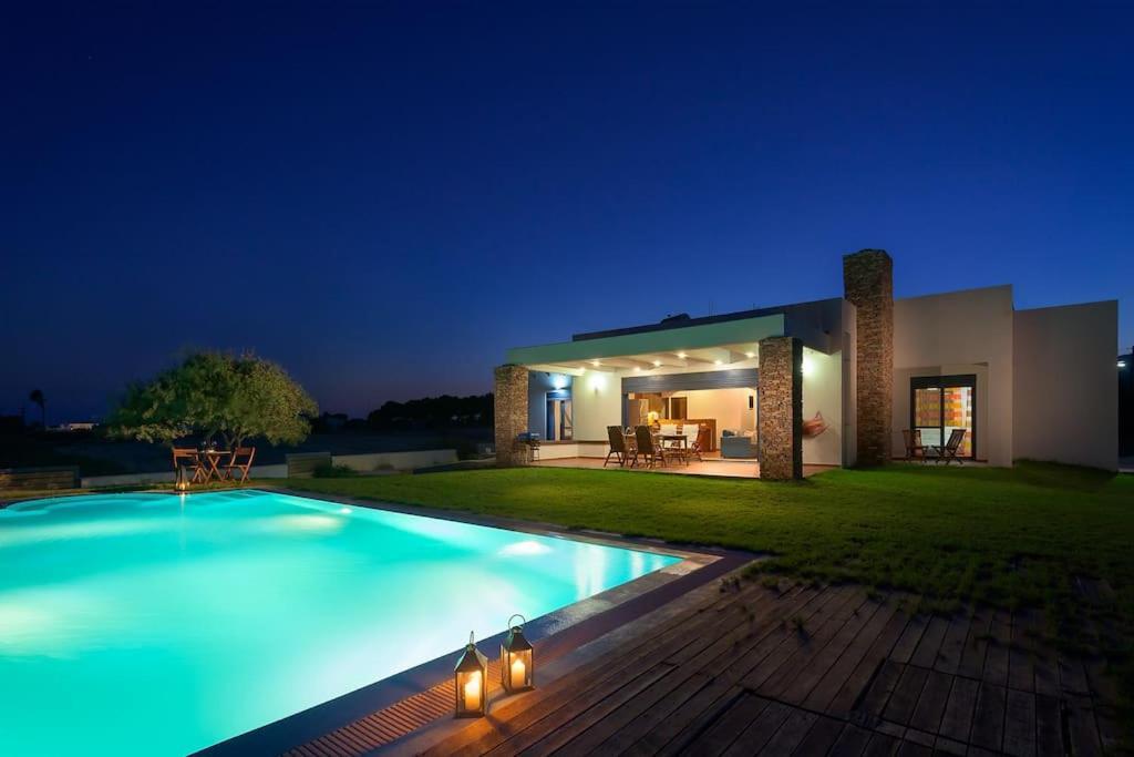 Cristelia Seafront & Pool Lakhania